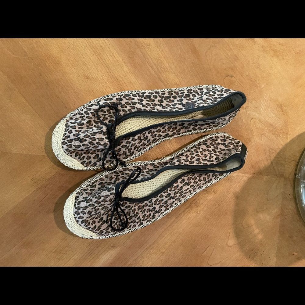 Leopard print flats 